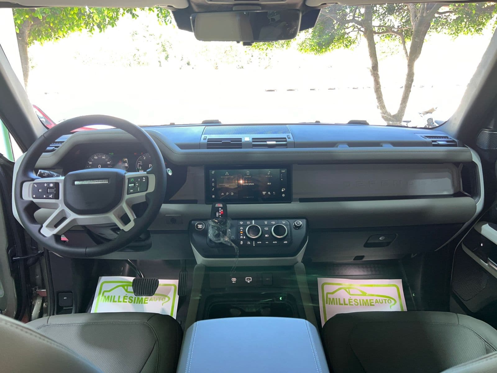 Land Rover Defender 2024