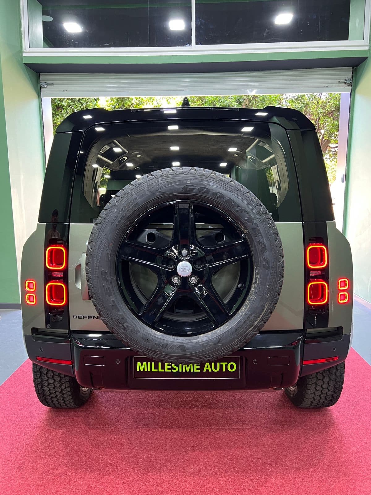 Land Rover Defender 2024