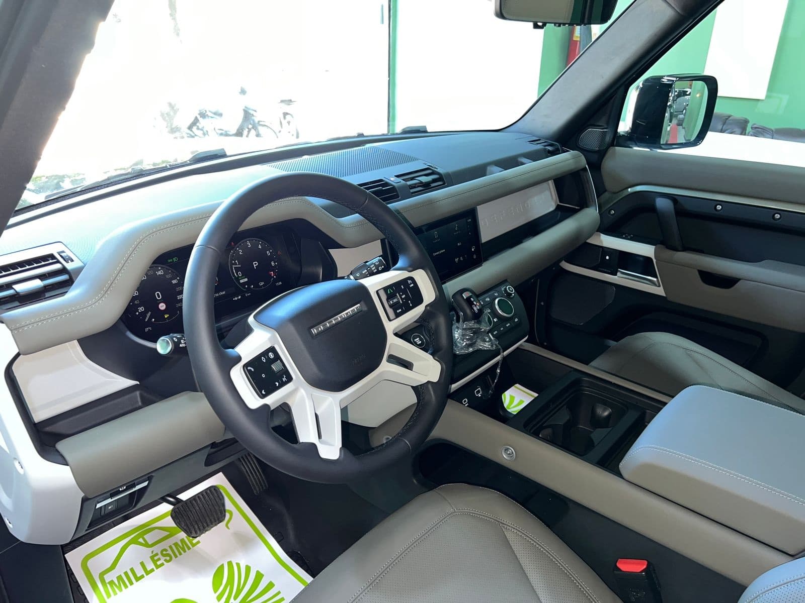 Land Rover Defender 2024