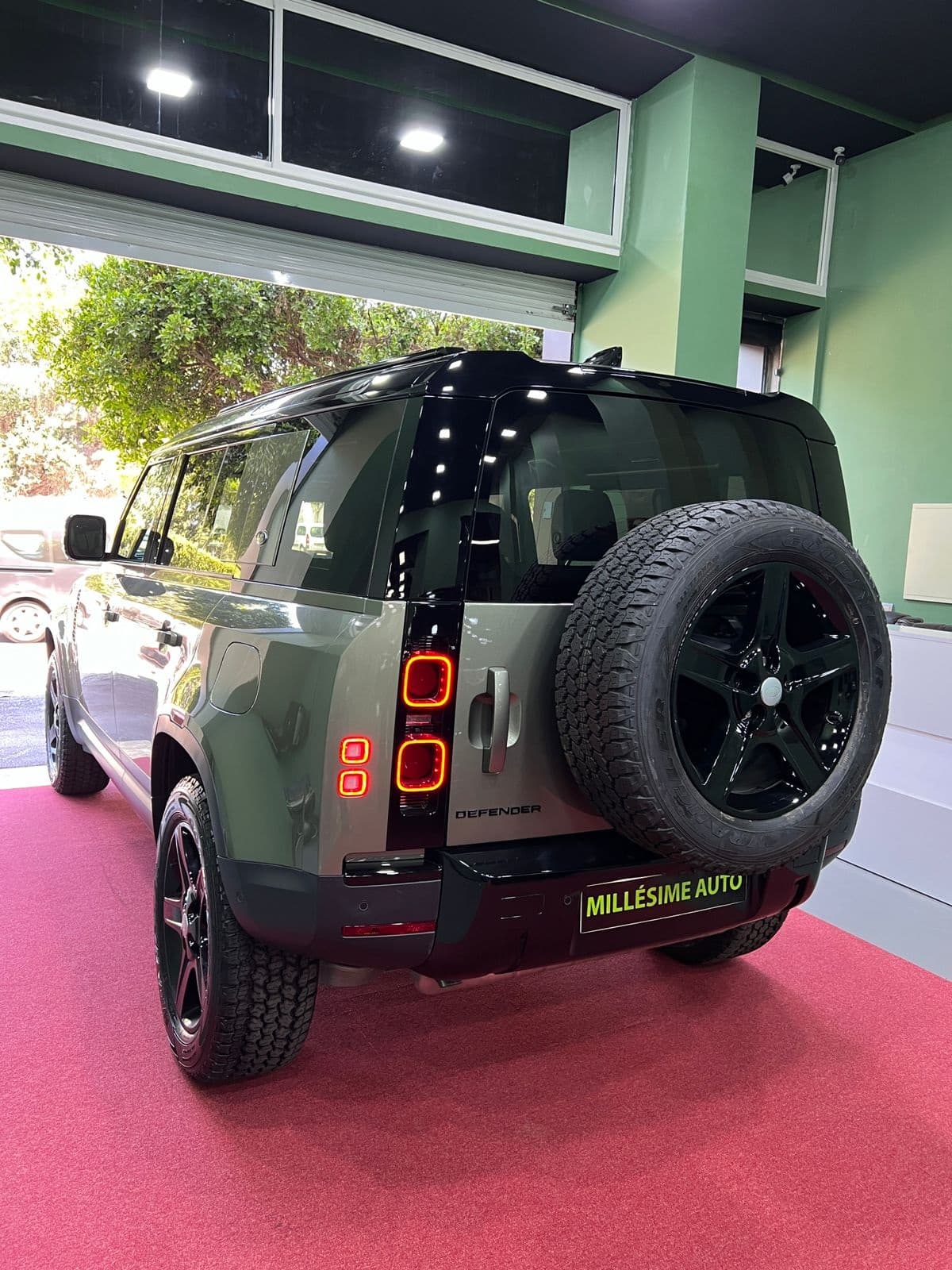 Land Rover Defender 2024